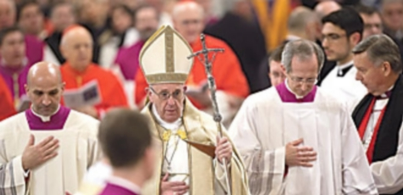 El Papa Francisco durante la celebración de las Vísperas de San Pablo Extramuros en la ciudad de Roma. / Efe