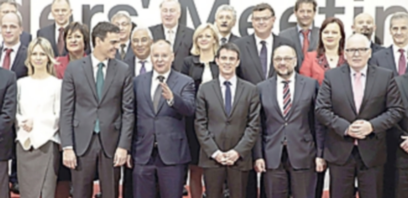 Los líderes socialistas europeos posan ante los medios de comunicación . / Efe