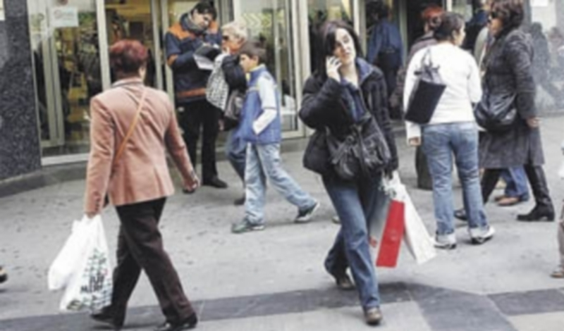 Muchos son los consumidores que salen a la calle en los últimos días de las fiestas navideñas. / Europa Press