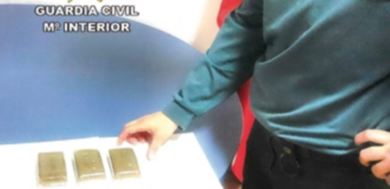 La Guardia Civil desmanteló 453 plantaciones de marihuana en 2015 1 Un Guardia Civil exhibe unas tabletas de hachís interceptadas por el Cuerpo de Seguridad del Estado. / Europa Press