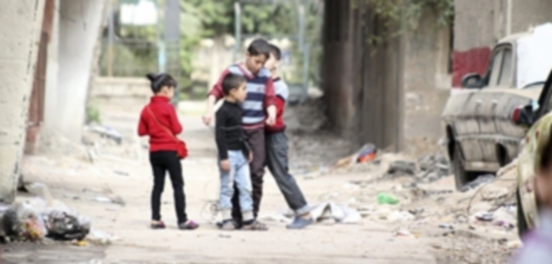 Varios niños palestinos juegan en un campo de refugiados al sur de Damasco