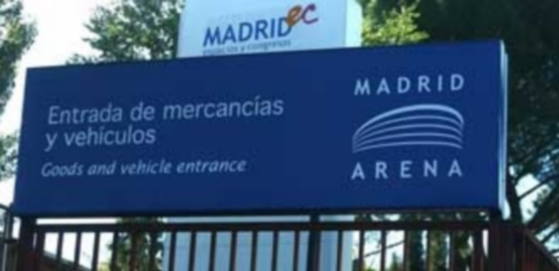 Cartel informativo a la entrada del recinto donde se celebró la macrofiesta. / E.P.