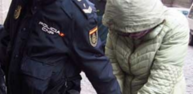 La mujer acusada es acompañada por un agente de la Policía Nacional. / E.P.