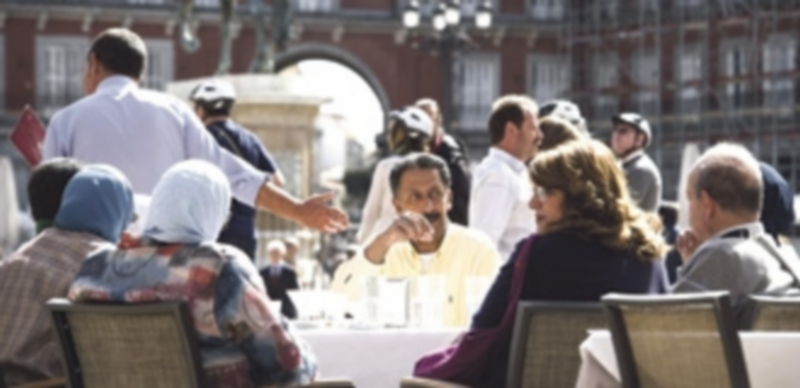 El censo de población musulmana en España supera los 1,8 millones 1 Una familia de turistas musulmanes disfruta del buen tiempo en una de las terrazas de la Plaza Mayor de Madrid. / Efe