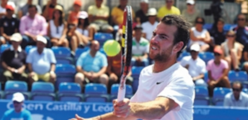 Adrián Mannarino intenta una volea durante un momento del encuentro frente al portugués Ferreira Silva. / Pedro l. Merino