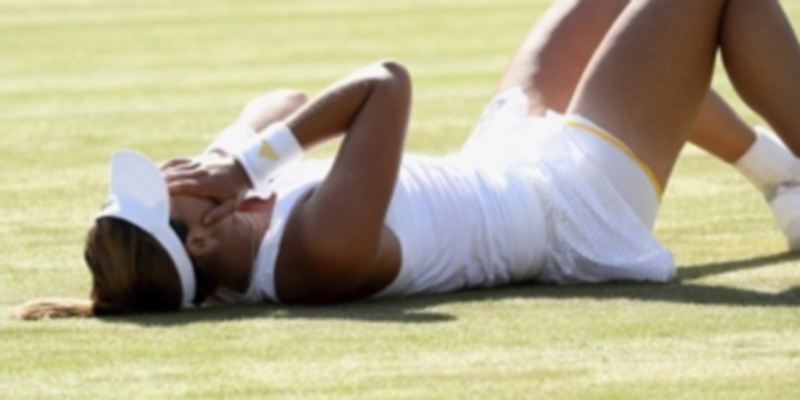 La tenista española Garbiñe Muguruza celebra su victoria ante la danesa Caroline Wozniacki durante el partido de octavos de final del torneo de Wimbledon. / EFE