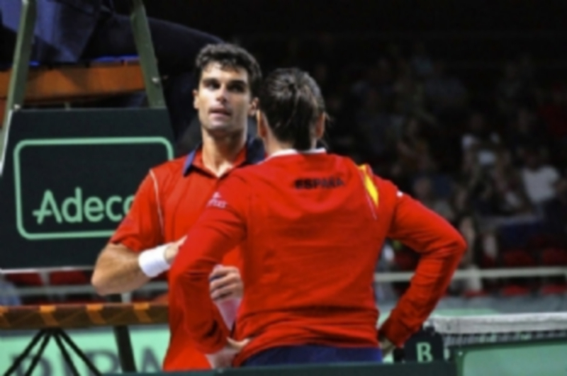 Pablo Andújar escucha los consejos de la capitana del equipo español