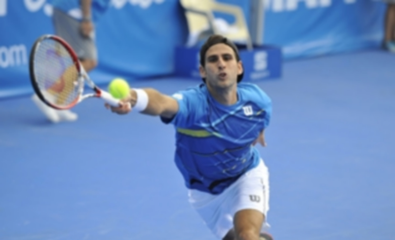 Adrián Menéndez intenta llegar a una bola. / Amanda Leiva