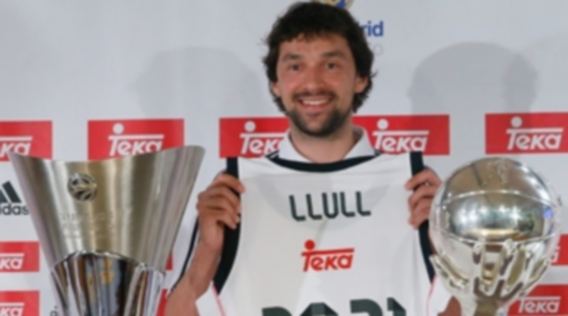 Sergio Llull posa con los trofeos de la Euroliga (izquierda) y la Liga Endesa. / EFE