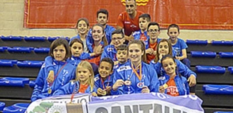 Alex Fuentes intenta zafarse del marcaje de Ángel Bingyoba durante el último partido de la pasada campaña. / juan martín