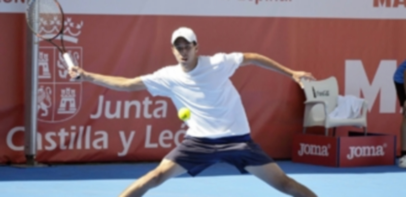 El tenista colombiano Daniel Elahi Galán intenta devolver una bola lanzada por su oponente