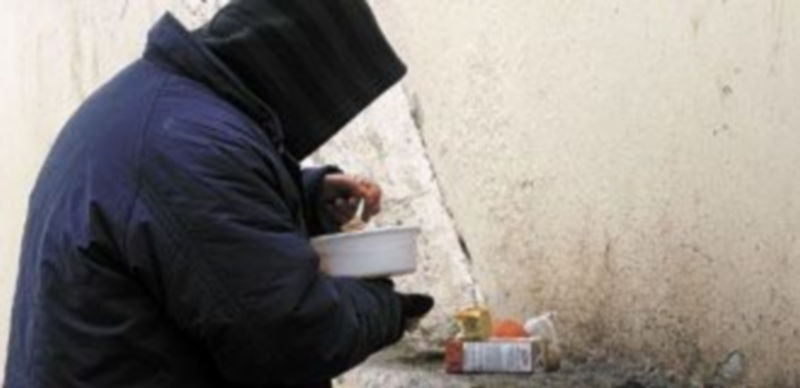 Un ‘sin techo’ come en una calle