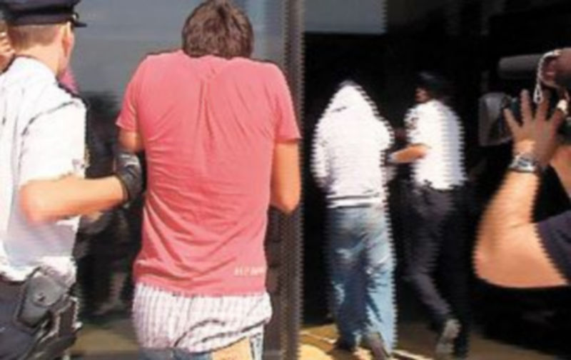 Uno de los jóvenes detenidos tras los disturbios registrados en Pozuelo el pasado domingo. / EFE