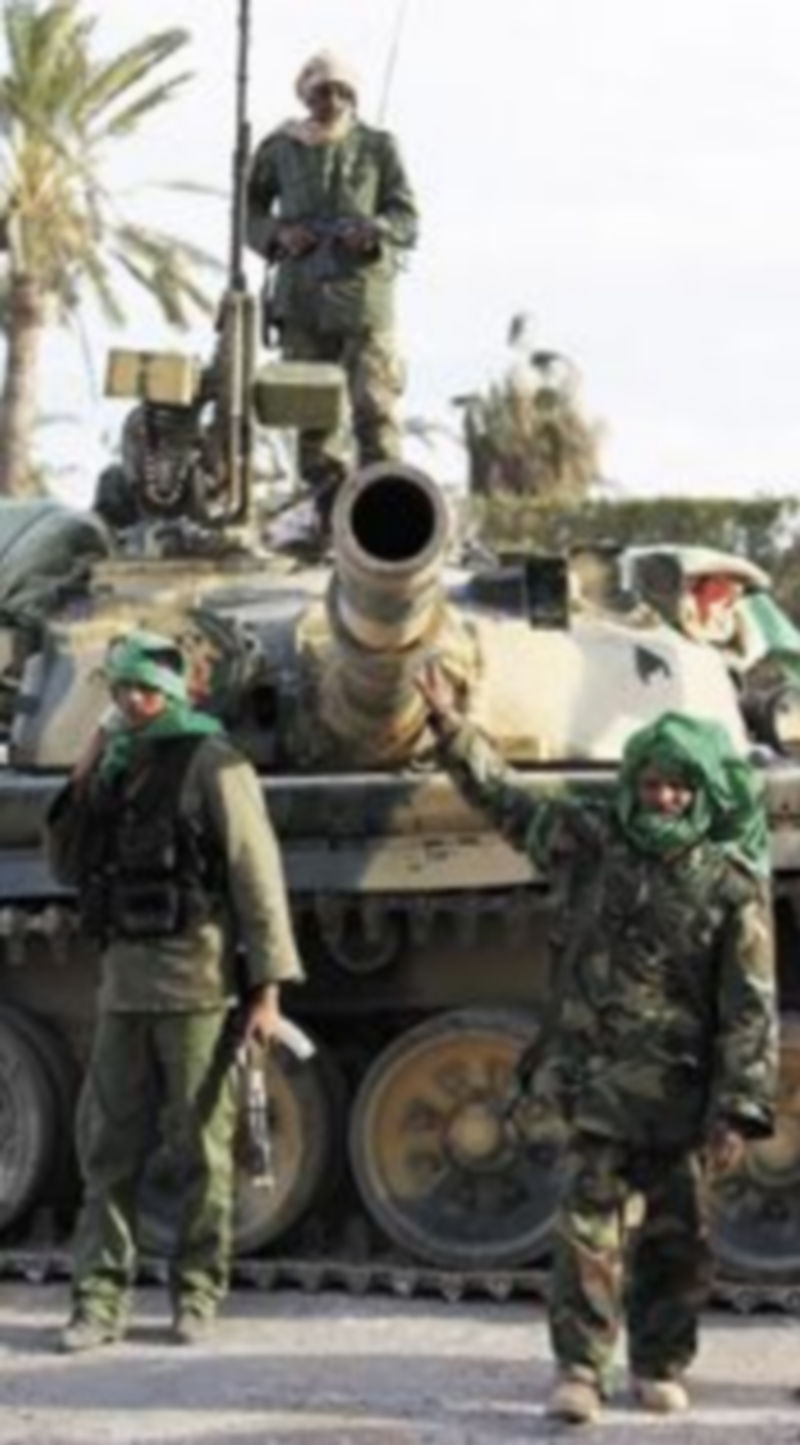 Fuerzas rebeldes vigilan la ciudad de Bengasi. / Reuters