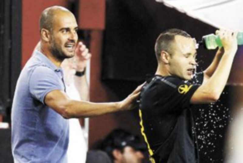 ‘No Messi, no problem’ 1 El técnico catalán da instrucciones en la banda a Iniesta antes de que éste salga al terreno de juego. / Reuters