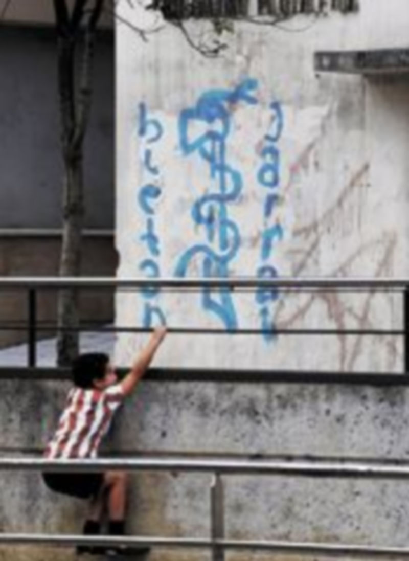 Las pintadas siguen dando testimonio de que los asesinos andan sueltos. / Efe