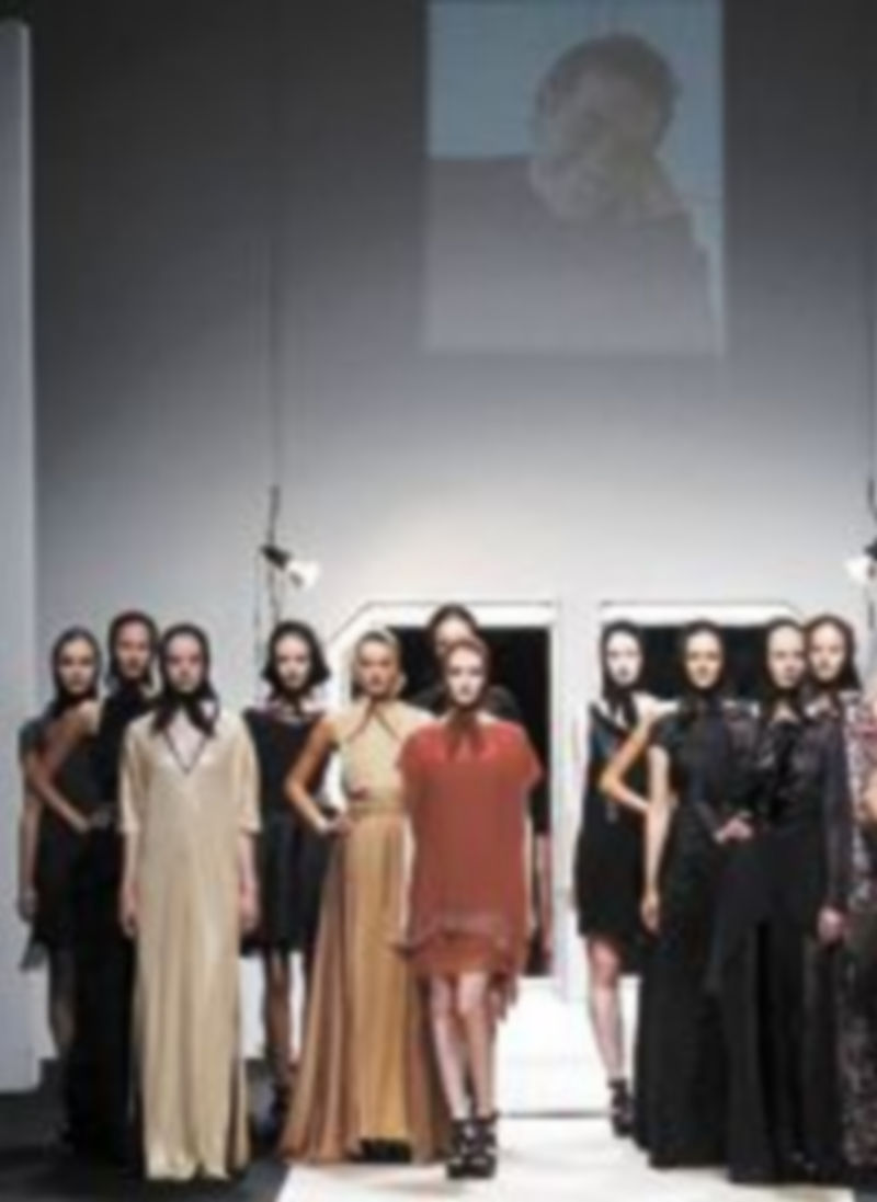 Las modelos que participaron en el desfile póstumo del diseñador Jesús del Pozo posan al final del mismo con una foto a sus espaldas del creador. / Efe