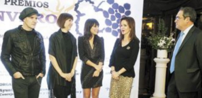 La consejera de Agricultura y los miembros del grupo Amaral