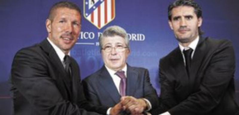 Diego Pablo Simeone posa durante su presentación junto a Enrique Cerezo y José Luis Pérez Caminero. / Reuters