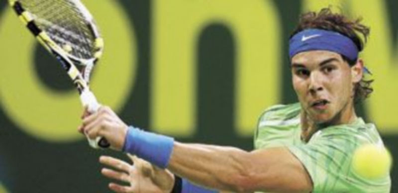 El zurdo de Manacor devuelve la bola en su encuentro de cuartos de final. / Reuters