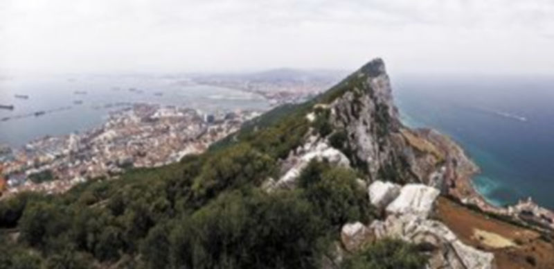 Los incidentes que se están registrando en las aguas de la colonia británica están aumentando de una forma muy preocupante para Madrid y Londres.