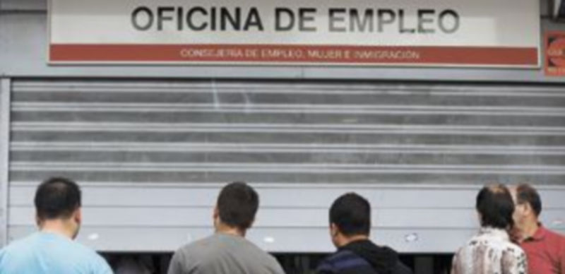 Un grupo de parados guardar turno mientras esperan a que abran una oficina de empleo madrileña. / Susana Vera (Reuters)