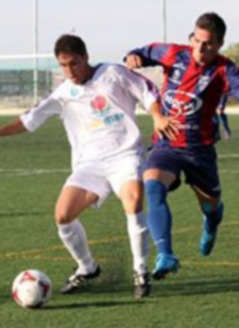 El jugador de la Segoviana B intenta presionar a su oponente del Becerril en un momento del partido. / Juan Martín