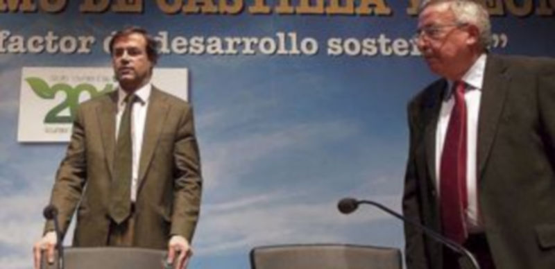 El director general de Turismo clausura las actividades del Día del Turismo junto al presidente de Fecitcal (d). / Ical