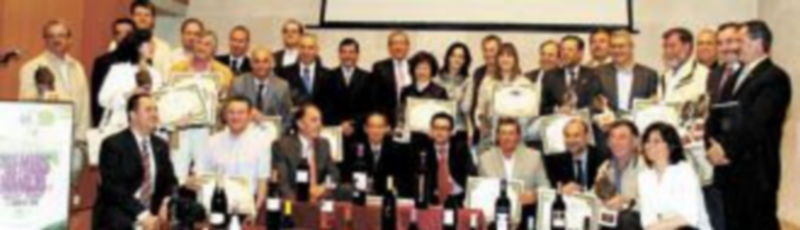 Clemente posa con los galardonados con los Premios Manojo. / Ical