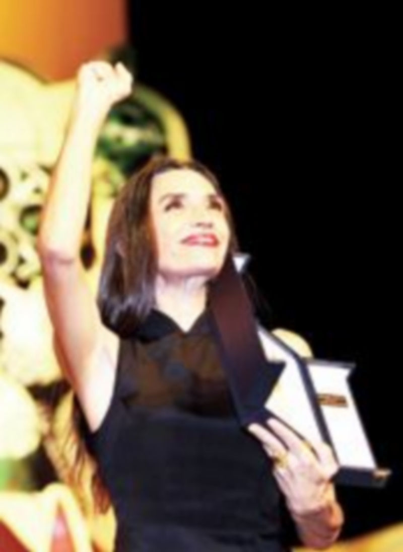 Ángela Molina posa feliz con su Espiga de Honor. / Ical