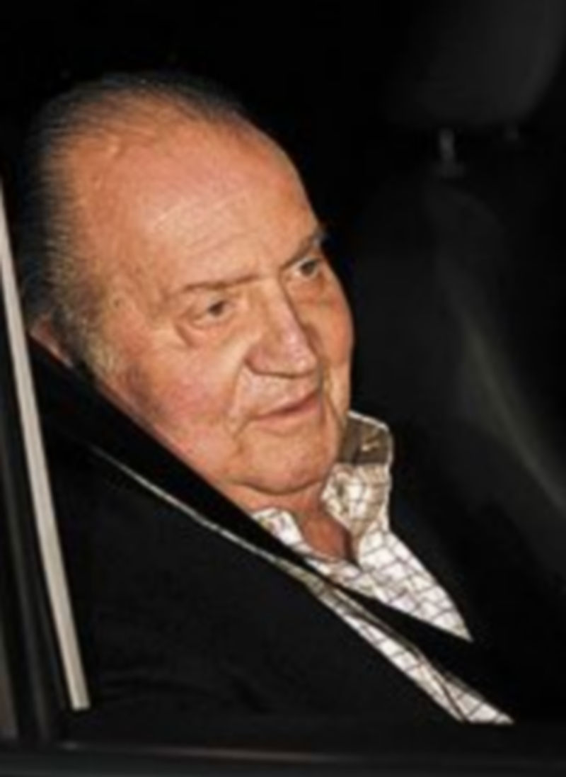 El Rey saluda a los periodistas desde el vehículo en el que viajaba. / Reuters