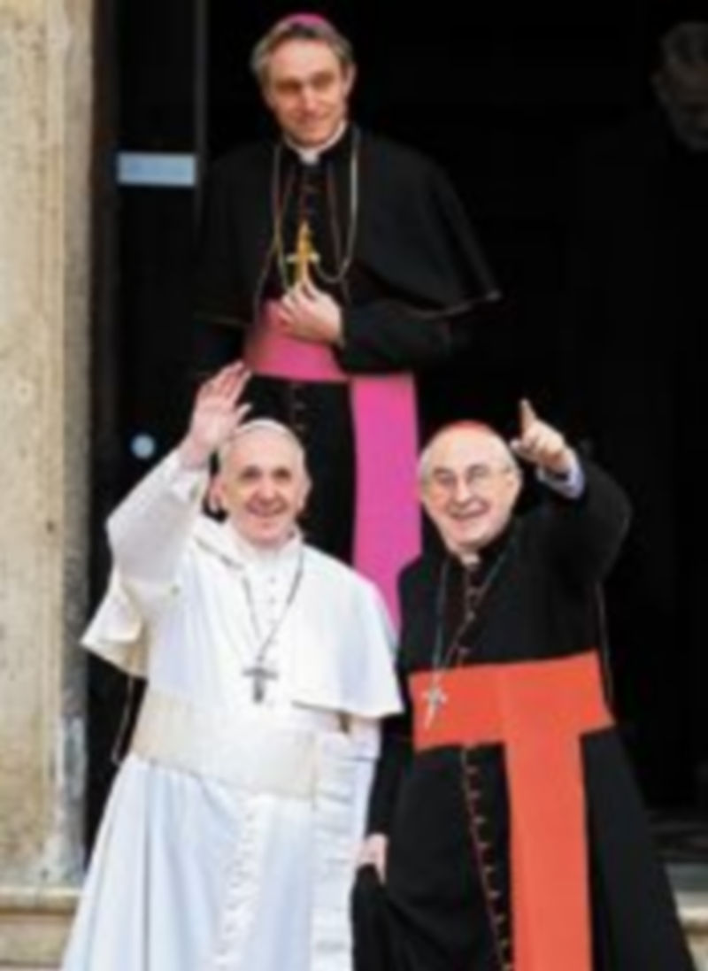 Francisco sale de la Basílica de Santa María con Vallini (d) y Gänswein. / Reuters