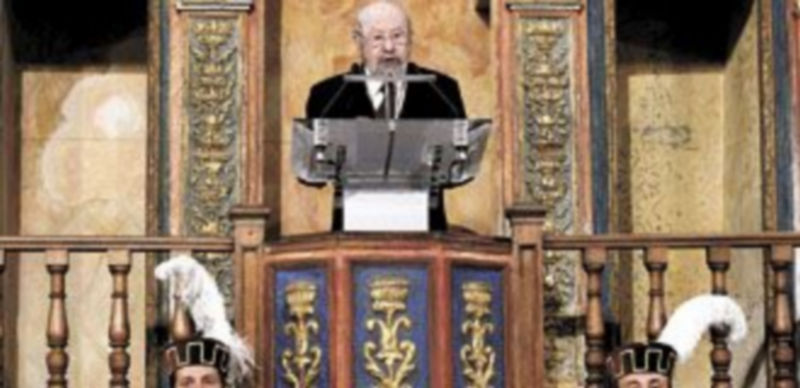 José Manuel Caballero Bonald reivindicó «la potencia consoladora» de la poesía durante su discurso de agradecimiento del Premio Cervantes. / Efe