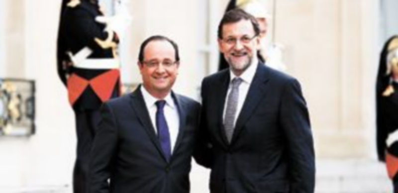 El presidente francés recibe a su homólogo español en las puertas del Palacio del Elíseo antes de mantener la reunión. / Reuters