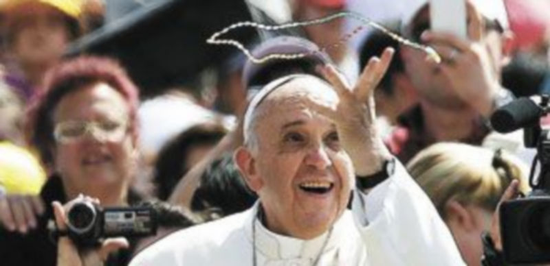 El Papa Francisco aparece rodeado de sus fieles en la plaza de San Pedro del Vaticano. / Reuters