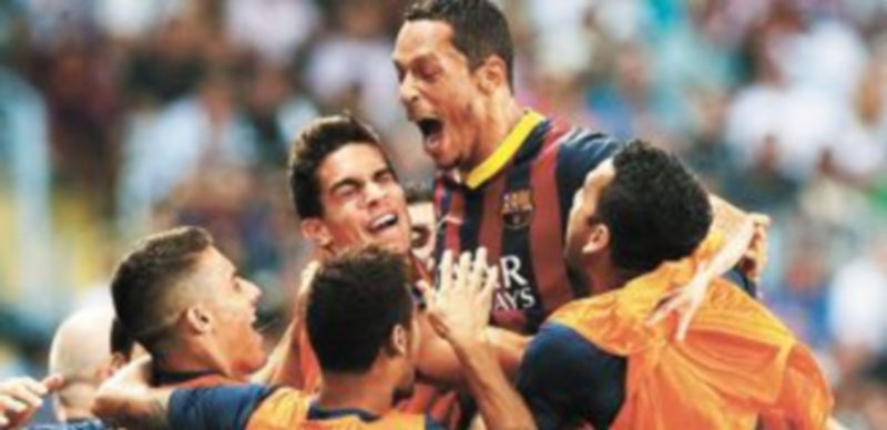 El brasileño Adriano festejó el tanto con los jugadores del banquillo azulgrana. / Jorge Zapata (Efe)