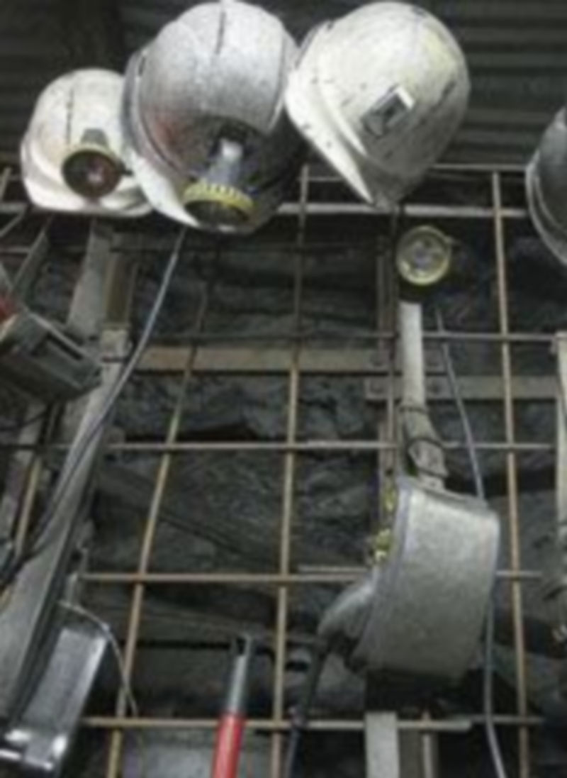 La minería augura una reducción del 15% en las plantillas hasta 2018 1 Cascos de los mineros a la entrada de uno de los tajos de la Comunidad. / C.S. (Ical)