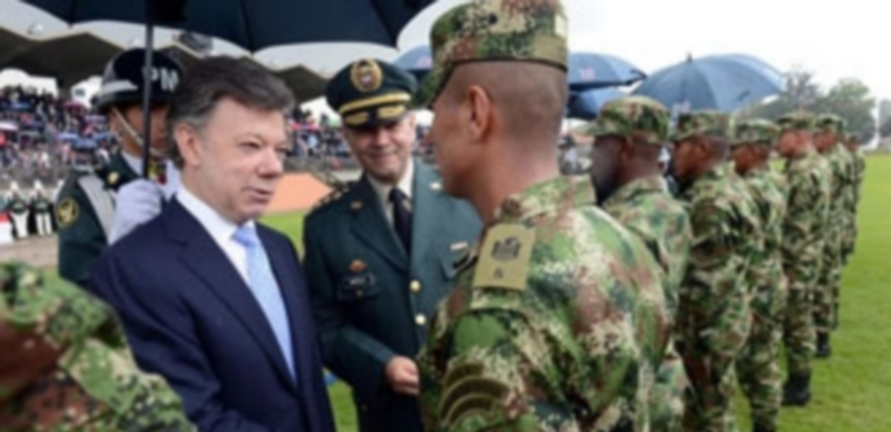 El presidente Santos saludando a los militares ascendidos. / Europa Press