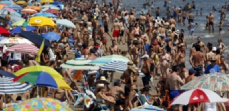 Aspecto que presentaba  en el día de ayer la playa de la Malvarrosa en Valencia. / Efe