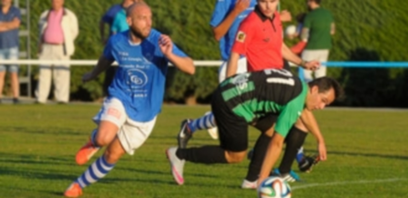 El granjeño Chiqui conduce el balón mientras Sergio