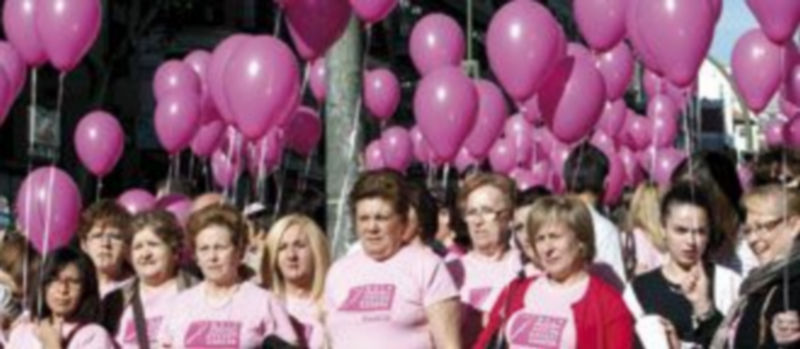 Vista de una marcha contra el cáncer de pecho en Madrid llevada a cabo el año pasado. / EFE