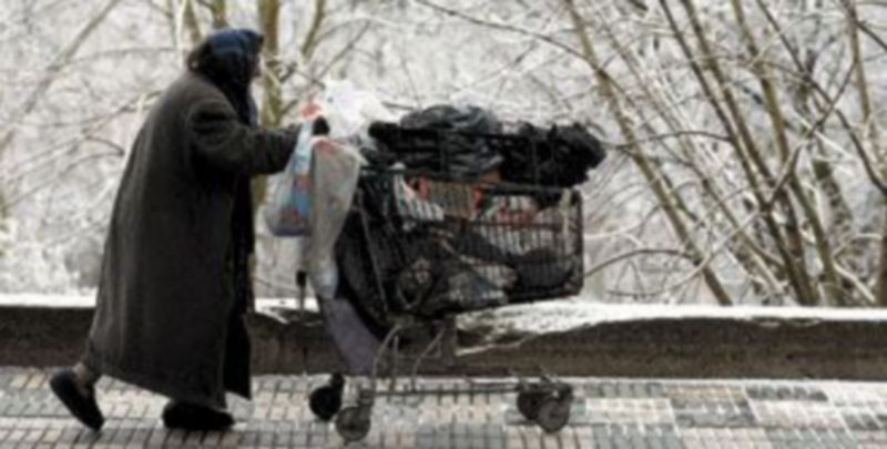 La situación económica ha provocado que cada vez sean más las personas que tengan que acudir a ONGs como Cáritas para poder sobrevivir. / César Manso