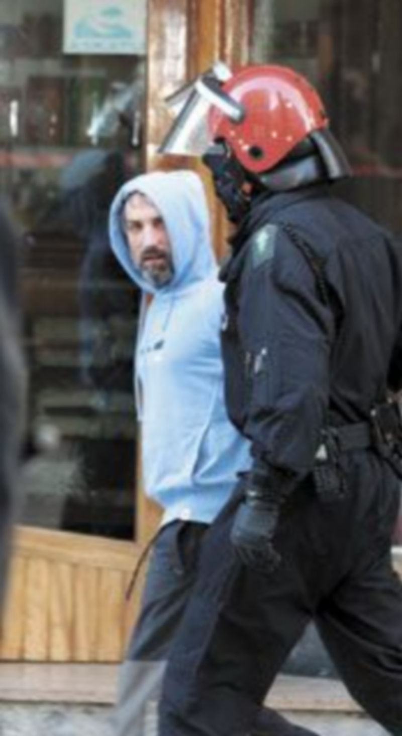 Un agente de la Policía autonómica vasca escolta al etarra Cearreta. / EFE