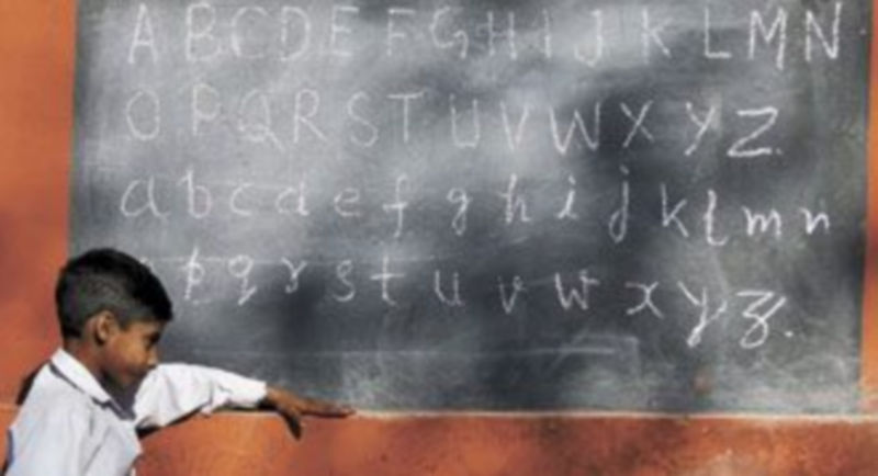 Un niño de seis años portador del virus del VIH estudia en un escuela primaria estatal en el pueblo de Siora