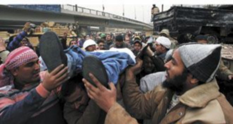 Unos manifestantes trasladan a un compañero herido durante las violentas refriegas en la plaza Tahrir. / EFE