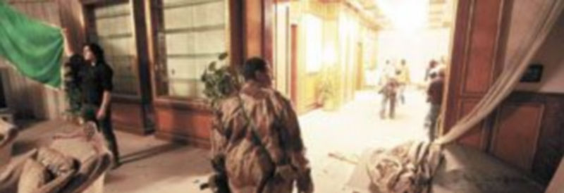 Un oficial del Ejército de Trípoli observa el estado en el que quedó una de las estancias del palacio de Gadafi