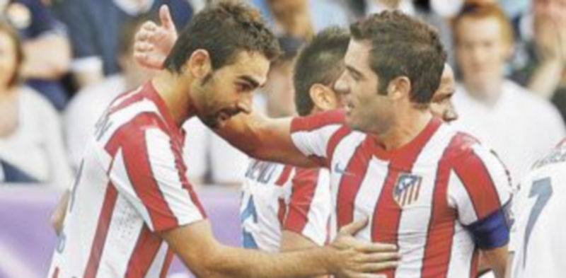 Antonio López felicita a Adrián tras marcar el primer tanto. / Efe