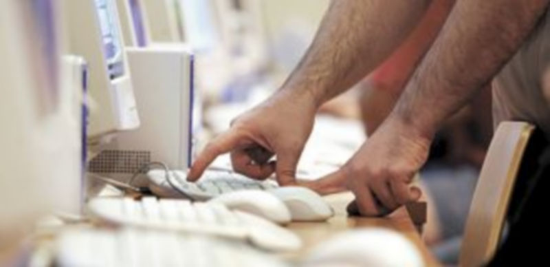 El tiempo que los menores de 25 años dedican a internet se ha duplicado en siete años. / EFE