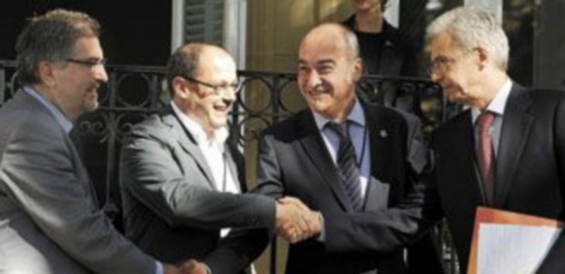 Los dirigentes ‘abertzales’ Izaguirre (2i) y Garitano (2d) saludan a los socialistas Totorika (d) y Eguiguren. / Efe