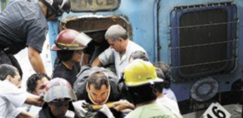 El estado en el que quedó el tren siniestrado hizo muy difícil el rescate de los supervivientes. / Reuters